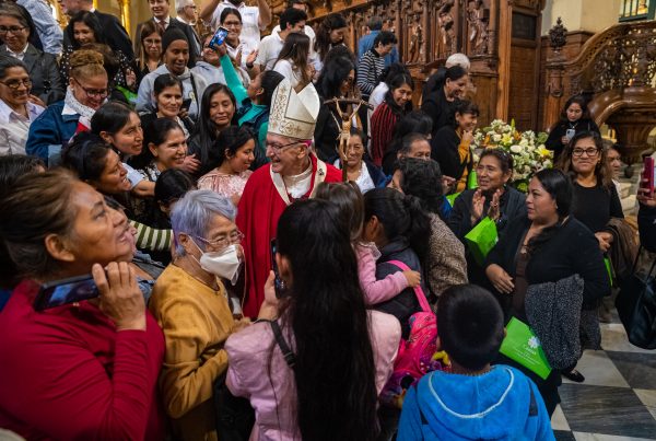 Arzobispo y madres ollas comunes en solidaridad en celebración de Pentecostés